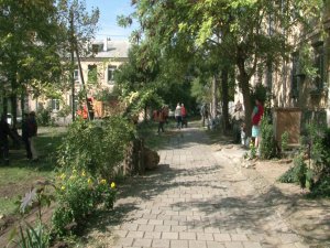 В Керчи во дворе улицы Ярошенко устанавливают детскую площадку
