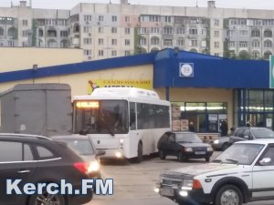 Новости » Общество: В Керчи парковка автомобилей возле остановки мешает проезду новых автобусов