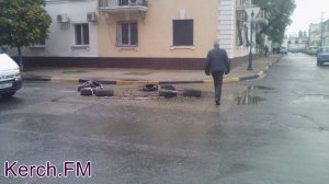 Новости » Общество: В Керчи водоканал оставил на дороге очередные «раскопки»