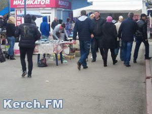Новости » Общество: Керчане продолжают жаловаться на стихийщиков с хамсой на центральном рынке