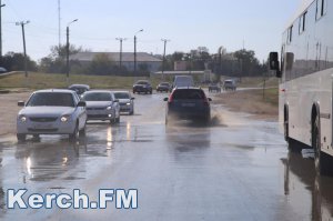 Новости » Общество: В Керчи возле будущего дома для переселенцев снова течет канализация