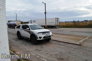 Новости » Общество: Водители игнорируют дезбарьер при въезде в Керчь  (видео, фото)