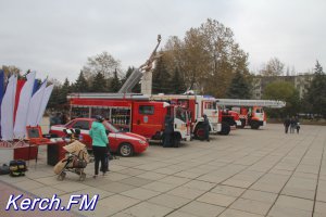 Новости » Общество: В Керчи проходит выставка пожарно-спасательной техники