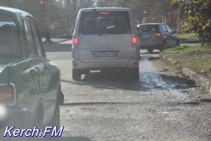 Новости » Общество: Керчане жалуются на яму на дороге после ремонта коллектора