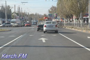 Новости » Общество: В Керчи на кольце у автовокзала наносят дорожную разметку