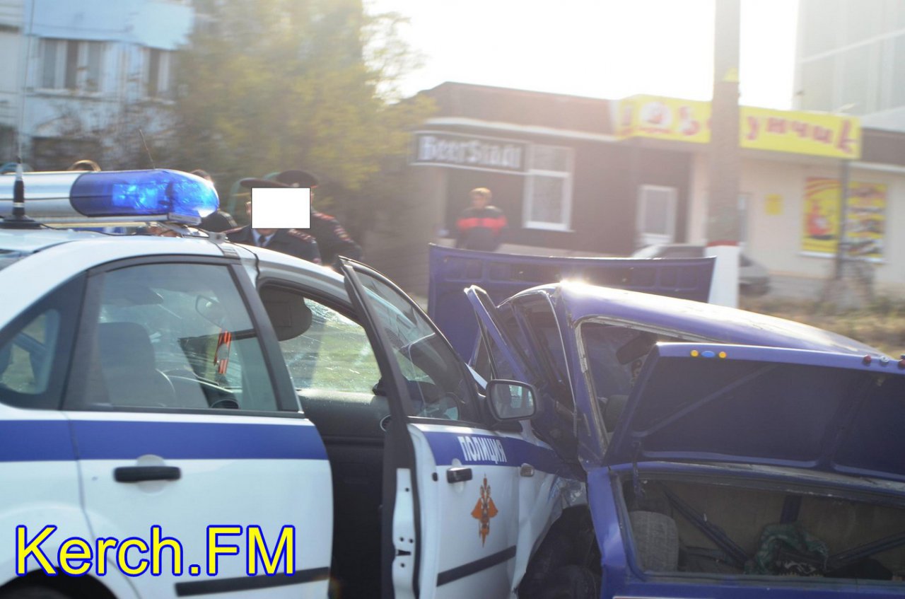 Полицейская машина врезалась. Авария в Керчи вчера на Солнечном.