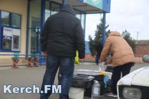 Керчане жалуются на стихийную торговлю хамсой на Ворошилова