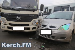 Новости » Криминал и ЧП: В Керчи иномарка столкнулась с грузовиком
