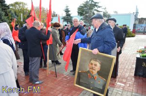 Новости » Общество: Керченские коммунисты возлагали цветы с портретом Ленина и Сталина