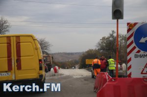 Новости » Общество: На выезде из Керчи затрудненно движение из-за ремонта дороги (видео)