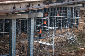 Новости » Общество: На Аршинцевском мосту рабочие занимаются бандажированием свай