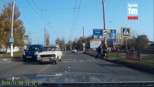 Новости » Общество: В Керчи водитель, совершая обгон на переходе, чуть не врезался в «Mercedes»