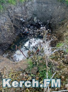 Керченский водоканал три месяца не зарывает яму возле жилых домов