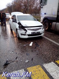 В Керчи столкнулись три автомобиля, один участник аварии  скрылся