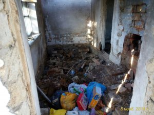В Керчи ищут владельцев заброшенных домов, в которых организовали притон