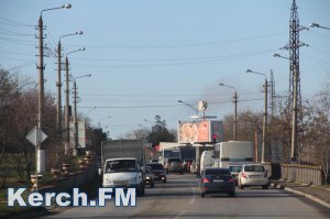 В Керчи на Чкалова образовались пробки из-за ремонта дороги