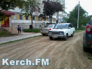 В Керчи автомобили ездят по грунтовой дороге вместо асфальтированной