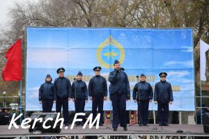 Новости » Общество: В Керчи на набережной проходит концерт. Керчане ожидают начало авиашоу