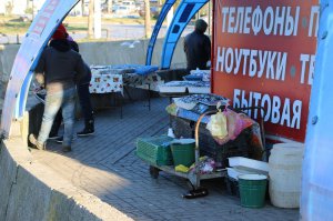Новости » Общество: В Керчи стихийщики выбрасывают мусор в речку в районе рынка