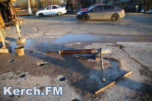 Новости » Общество: В Керчи на Аршинцевском мосту бурят отверстия в дорожном полотне