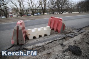 Новости » Общество: В Керчи при выезде из города на новом асфальте появилась яма