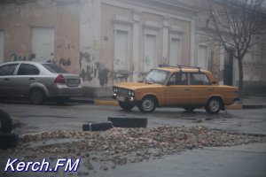 Новости » Общество: В Керчи огромную яму на Карла Маркса засыпали щебнем