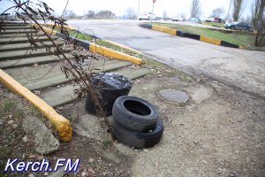 Новости » Общество: В Керчи перед Аршинцевским мостом на тротуаре  образовалась дыра