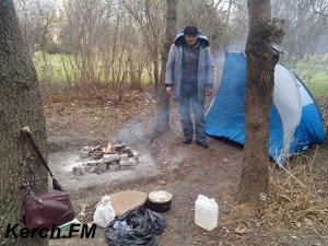 Керчане беспокоятся о бездомном мужчине в парке