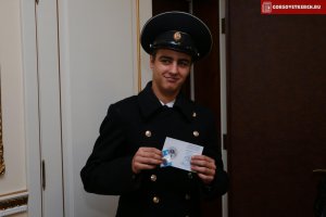 В Керчи двум студентам вручили первые значки ГТО