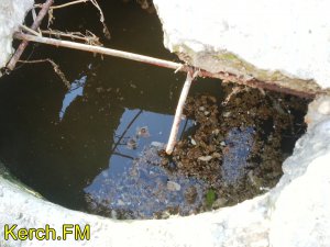 Новости » Коммуналка: В спальном районе Керчи - открытый люк с нечистотами