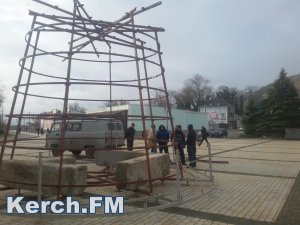 Новости » Общество: В Керчи уже собирают новогоднюю елку