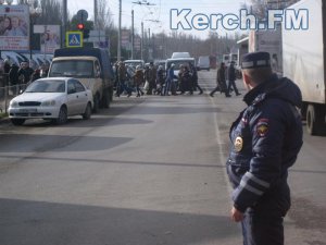 В Керчи ГИБДД проверили освещение на пешеходных переходах