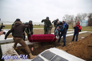 Новости » Общество: В Керчи перезахоронили останки 33 солдат