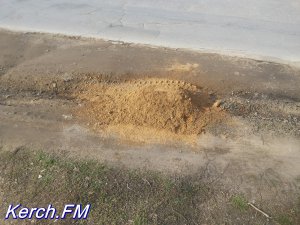 Новости » Общество: В Керчи на случай гололеда на обочинах дорог появился песок