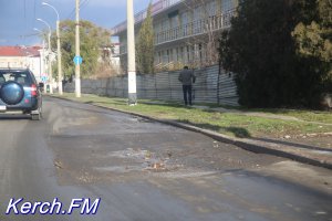 Новости » Общество: В  Керчи яма на Адмиралтейском становится все глубже