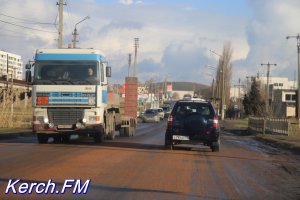 Новости » Общество: В Керчи местами посыпали скользкую дорогу