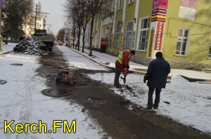 Новости » Общество: В центре Керчи ремонтируют перекресток