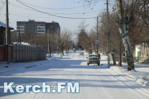 Новости » Общество: В Керчи посыпали песком только центральные дороги