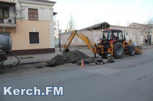 Новости » Общество: В Керчи на Карла Маркса водоканал снова разрыл яму