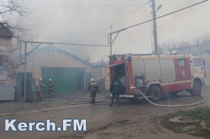 Новости » Криминал и ЧП: В Керчи в Аршинцево горит мастерская по изготовлению памятников (видео)