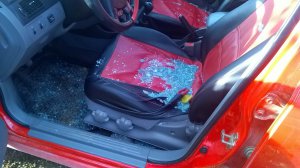 В Керчи неизвестные бьют стекла в автомобилях и воруют вещи