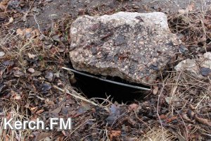 Ты репортер: В Керчи водоканал закрыл колодец поломанной плитой и засыпал листвой, - керчане