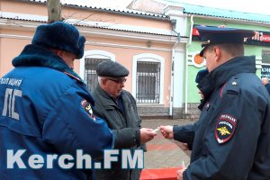 Новости » Общество: В Керчи полиция рассказала прохожим о последствии коррупции