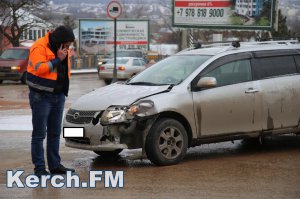 Новости » Общество: В Керчи на Чкалова столкнулись «Toyota» и «Chery»