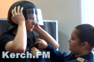 В Керчи полиция показала школьникам оружие и средства защиты