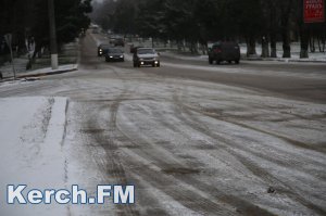 Новости » Общество: В Керчи с утра из-за не посыпанных дорог в Аршинцево образовывались пробки