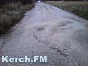 В Керчи несколько месяцев по улице течет питьевая вода