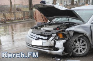 Новости » Криминал и ЧП: В Керчи на Генерала Петрова из-за огромной лужи произошла авария