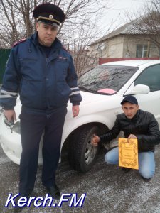 Новости » Общество: В Ленинском районе водителям с зимней резиной вручили подарочные сертификаты