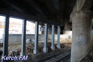 В Керчи продолжается ремонт Аршинцевского моста